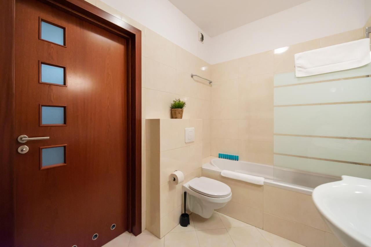 ורשה Wola Sunset Apartment Free Parking מראה חיצוני תמונה